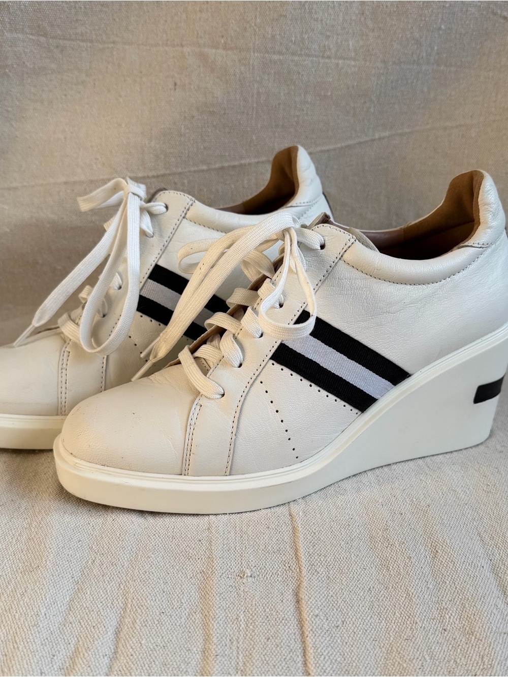 Linea Paolo Leather Wedge Sneaker Platform Athletic Stripe Tennis Shoe 9.5 READ